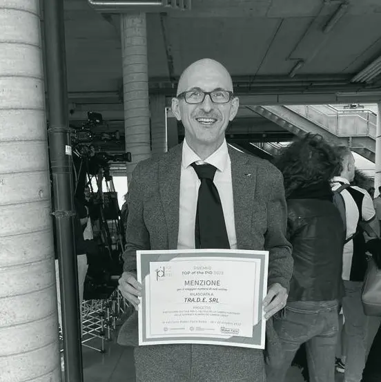 L'attestato della menzione speciale al Premio Top of the PID 2023, mostrato alla Maker Faire Rome