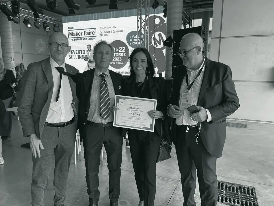 Foto di gruppo alla Maker Faire Rome 2023 con l'attestato della menzione speciale al Premio Top of the PID