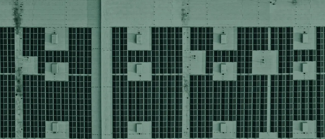 Tetto di un capannone logistico coperto di pannelli fotovoltaici, visto dall'alto